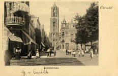 122057 Gezicht op de Mariaplaats te Utrecht en in de Zadelstraat met de Domtoren op de achtergrond.